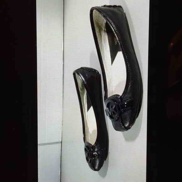 Previously Loved Michael Kors Black Leather Logo Flat Size 6 - Picture 4 of 7